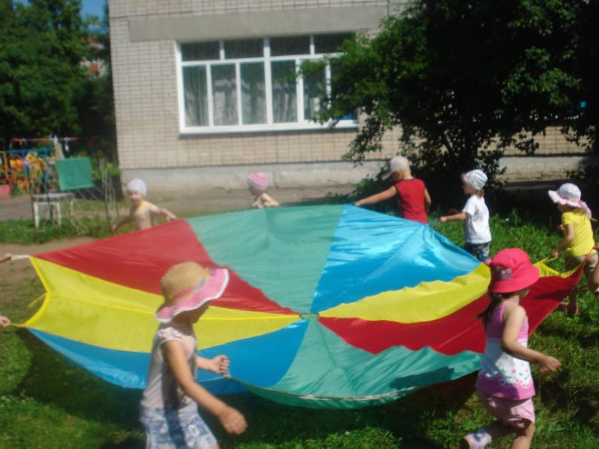 Фотозвіт «Веселий парашут». Розвиток рухової активності дітей Фото Фотоотчет «Веселый парашют». Развитие двигательной активности детей