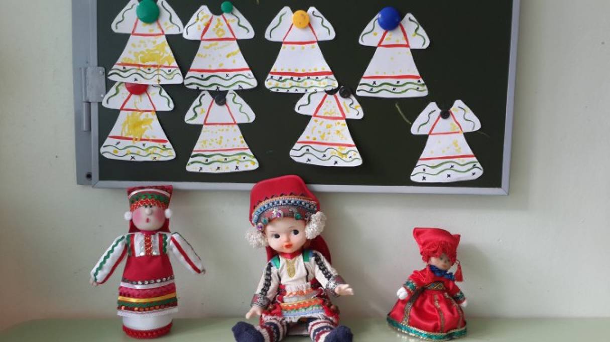 Конспект занятия по рисованию в первой младшей группе «Украсим платье мордовским узором» Фото Конспект занятия по рисованию в первой младшей группе «Украсим платье мордовским узором»