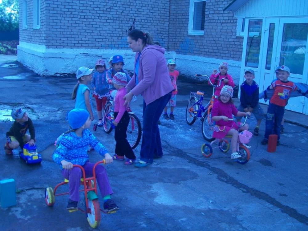 Пізнавально-ігрова програма і спортивна розвага «В літо на велосипеді» Фото Познавательно-игровая программа и спортивное развлечение «В лето на велосипеде»