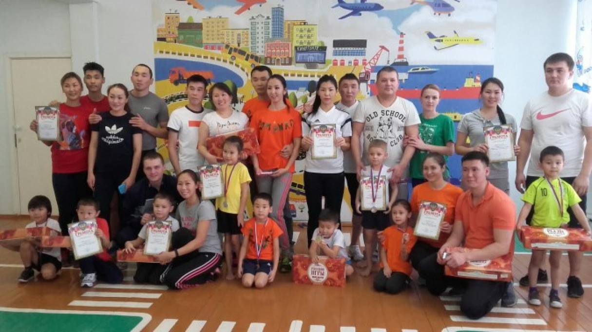 Сценарий спортивного праздника «Папа, мама, я — спортивная семья» Фото Сценарий спортивного праздника «Папа, мама, я — спортивная семья»