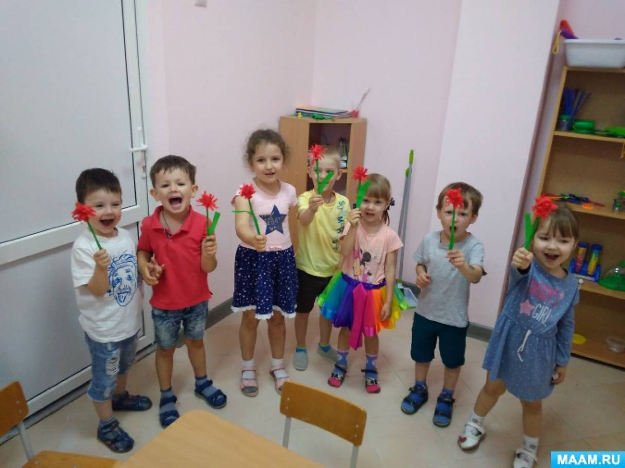Занятие в рамках кружковой деятельности «Гвоздика из гофрированной бумаги» Фото Занятие в рамках кружковой деятельности «Гвоздика из гофрированной бумаги»