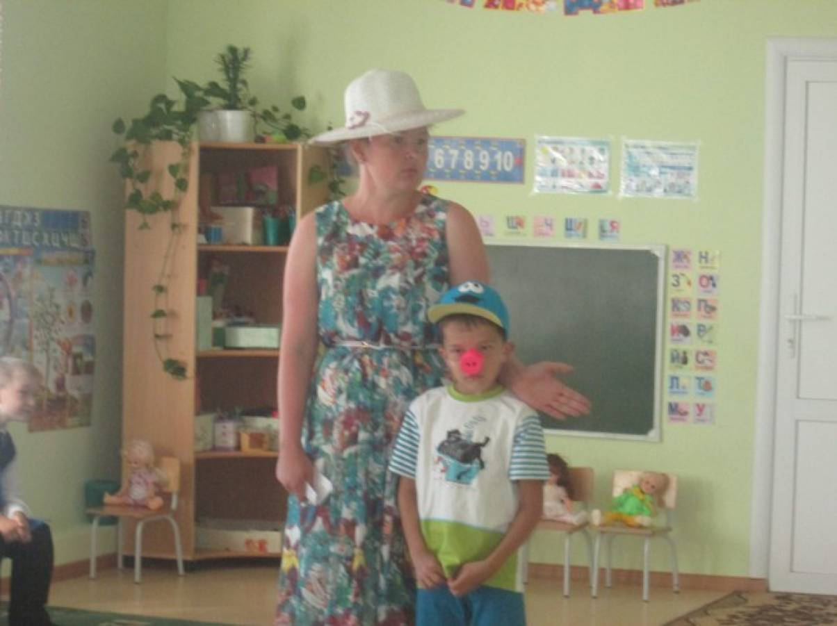 Негритянка трахается в офисе - Bugorki
