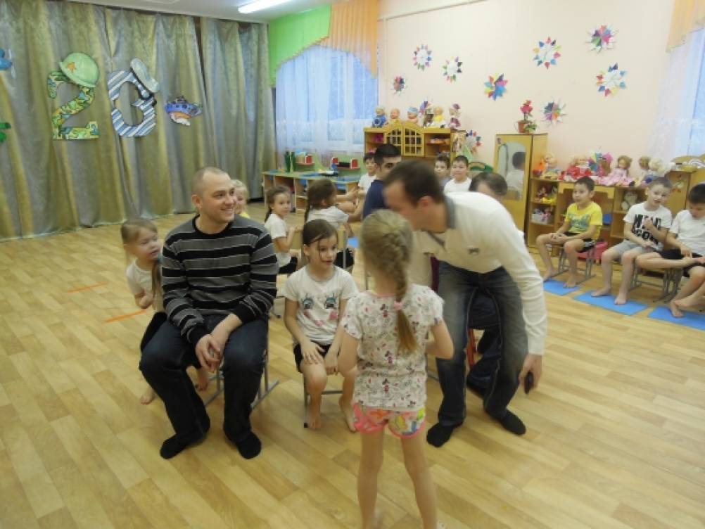 Сценарій спортивного свята за участю батьків до Дня захисника Вітчизни для дітей підготовчої групи Фото Сценарий спортивного праздника с участием родителей к Дню защитника Отечества для детей подготовительной группы