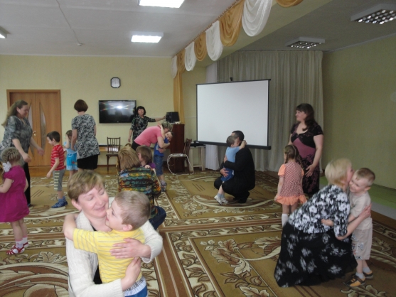 Итоговое открытое родительское собрание по теме «Моя семья». Средняя группа. Фото Итоговое открытое родительское собрание по теме «Моя семья». Средняя группа.