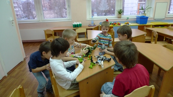 Выставка детских игрушек. Роботы и куклы. Фото Выставка детских игрушек. Роботы и куклы.