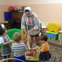 Занятие по изодеятельности нетрадиционным методом для детей младшей группы с 3 до 4 лет «Украсим посуду для Федоры» - фото №2