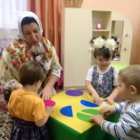 Занятие по изодеятельности нетрадиционным методом для детей младшей группы с 3 до 4 лет «Украсим посуду для Федоры» - фото №4