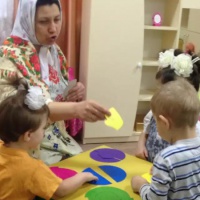 Занятие по изодеятельности нетрадиционным методом для детей младшей группы с 3 до 4 лет «Украсим посуду для Федоры» - фото №5