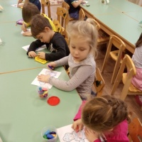 Новогоднее раскрашивание сюжетных картинок в средней группе