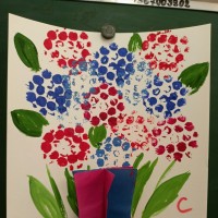 «Цветы для мамы» к 8 Марта. Аппликация с элементами нетрадиционного рисования пленкой и втулкой в подготовительной группе