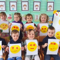 Конспект занятия по рисованию с помощью штампов «Смайлик для друга» к Международному Дню друзей