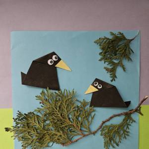 Мастер-класс по аппликации из бумаги и природного материала «Вороны-подружки»