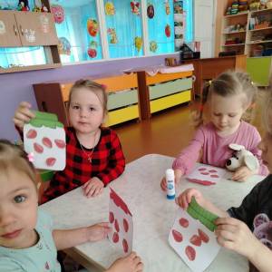 Фотоотчет о празднике в младшей группе «Международный день клубники»