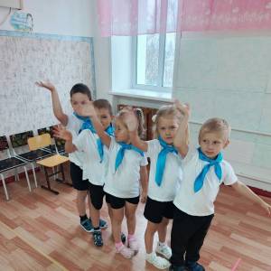 Фотоотчет о спортивном развлечении в разновозрастной группе «Я как папа!»