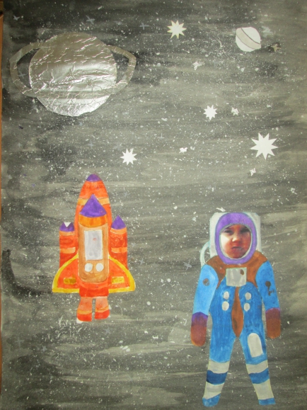 Марш юных космонавтов слушать. Поделка в садик Юный космонавт. Медали Юный космонавт. Марш юных Космонавтов для детей. Творческие работы марш юных Космонавтов.