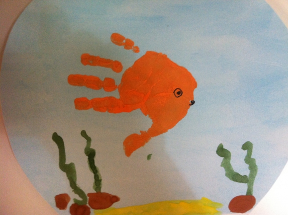 Пальчики рыбки. Рисование в 2 мл гр аквариумные рыбки в 2 мл гр. Золотая рыбка рисование ладошкой. Рисование ладошками рыбки в аквариуме. Рисование ладошкой рыбка.