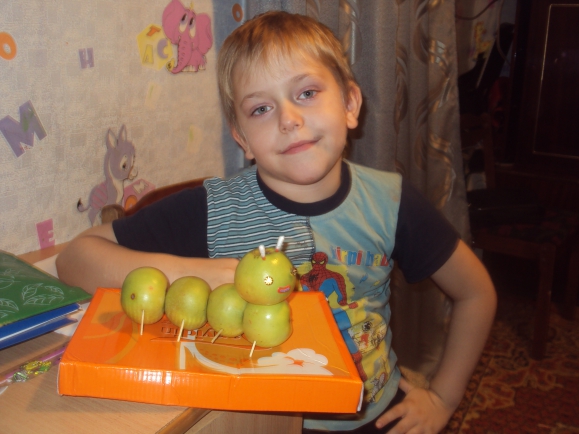 Гусеничка из яблок! Конкурс детских поделок. Ноябрь 2013 Гусеничка из яблок!