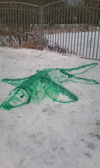 Крокодил из снега на участке детского сада. Скульптура крокодила из снега. Снежная фигура крокодил. Постройки из снега крокодил. Фигура из снега крокодил.