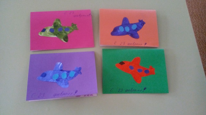 Подарок папе на 23 февраля в детском саду 1 младшая группа. Поделки на 23 февраля младшая группа. Подарки для пап в средней группе. Подарок на 23 февраля папам в детском саду 2 младшая группа. Подарок папе аппликация в средней группе.