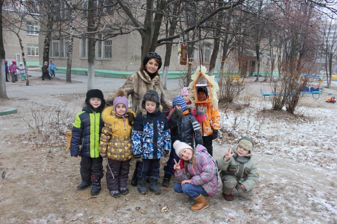 Смастерили мы для пташек здесь застолье и уют. Акция «Кормушка для пичужки» Смастерили мы для пташек здесь застолье и уют.