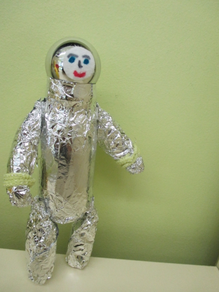 Как сделать космонавта из фольги своими. Поделка космонавт. Космонавт из фольги. Космический костюм поделка. Космонавт из бросового материала.