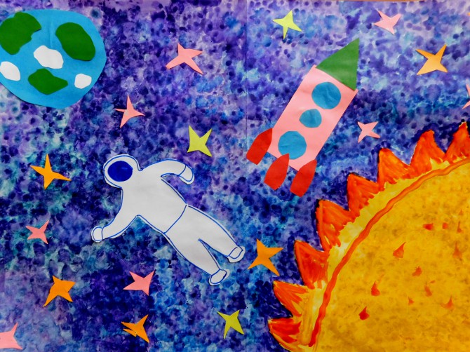 Космическое путешествие в старшей группе. Творческая работа на тему космос. Рисуем космос с детьми работы детей. Коллективная работа космас. Работы детей на тему космос.