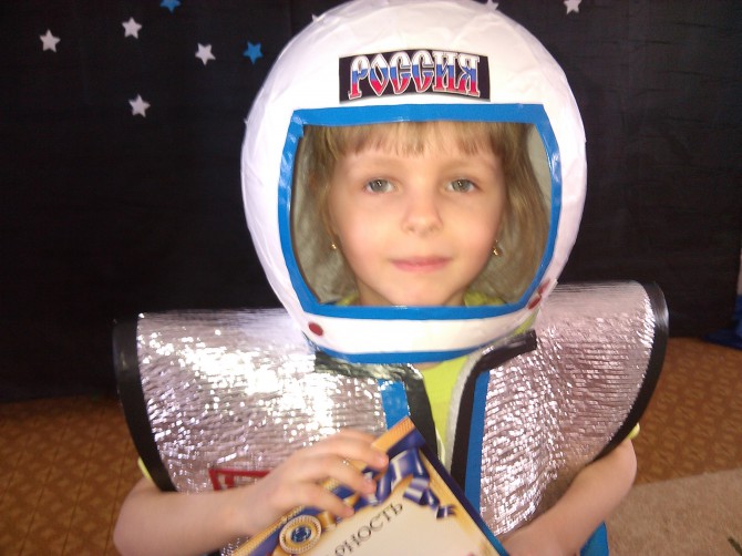 Скафандр своими руками в детский сад. Детский костюм космонавт. Шлем Космонавта своими руками для ребенка. Шлем Космонавта детский. Шапка Космонавта для ребенка.