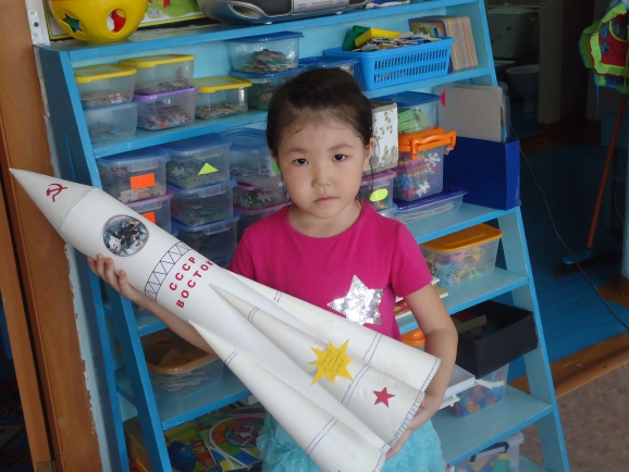 Детские ракеты большие. Космический корабль поделка в садик. Ракета поделка. Поделка в сад ракета. Макет космического корабля для детского сада.