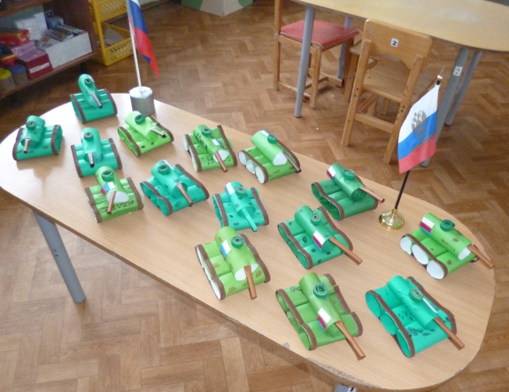 Подарок для дорого во папы, танк. Конкурс «Подарок для папы» приуроченный к 23 февраля. Февраль 2015. Поделки. Дошкольники Подарок для дорого во папы, танк.