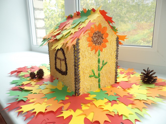 Сделать осенний домик. Осенняя фантазия домик. Картонные домики осенние поделки. Осенняя поделка домик из картона. Поделка в детский сад осень домик.