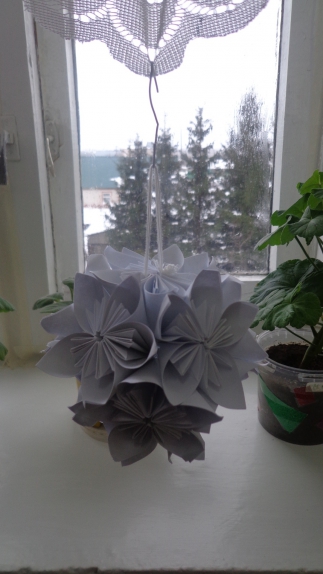 Белоснежный, цветочный шар Конкурс Новогодних поделок. Декабрь 2013. Дошкольники Белоснежный, цветочный шар