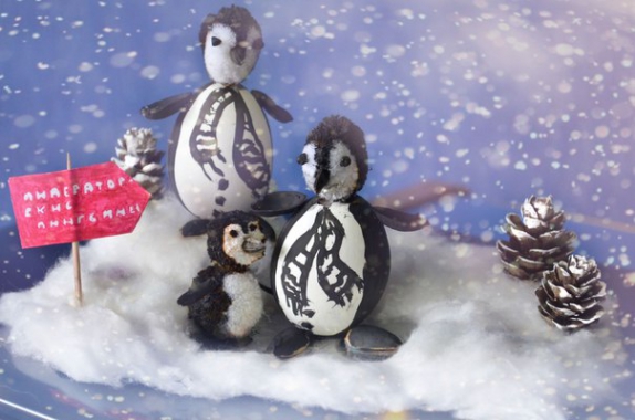 Семья императорских пингвинов на прогулке