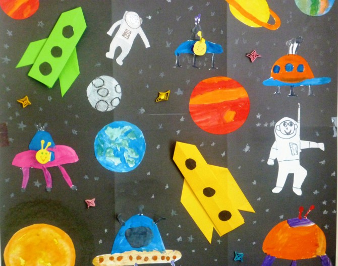 Окружающий мир космос средняя группа. Аппликация на тему космос. Детские аппликации на тему космос. Космос коллективная работа в детском саду. Детское творчество космос.