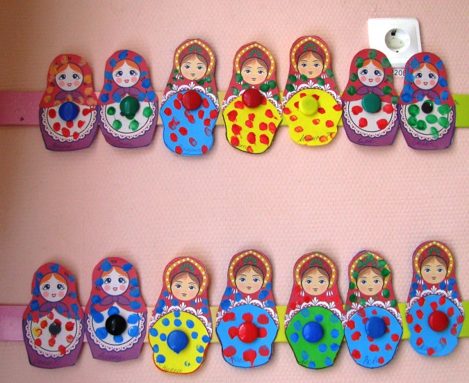 ддт спасск дальний. матрешки розовый. у матрешки розовые щечки. семеновская матрешка платочек в горошек. матрёшка русская деревянная игрушка.