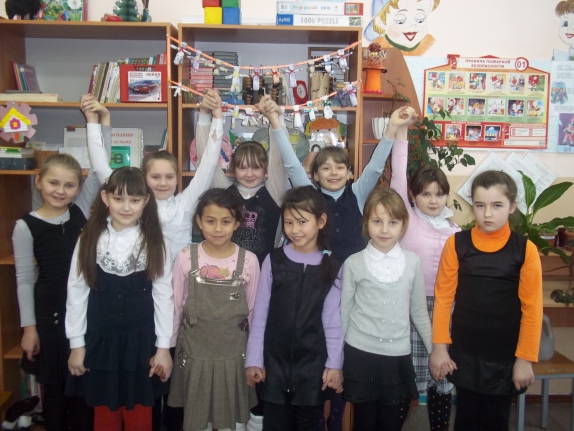 Возьмемся за руки, девчата, и скажем вместе: "МИРУ - ДА!" Международная миротворческая акция «Гирлянда дружбы» Возьмемся за руки, девчата, и скажем вместе: "МИРУ - ДА!"