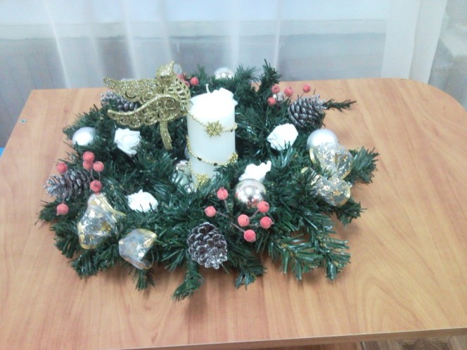 Новогодний венок из искуственной елки Конкурс «Маленькой ёлочке холодно зимой». Декабрь 2015. Поделки и рисунки. Дошкольники Новогодний венок из искуственной елки