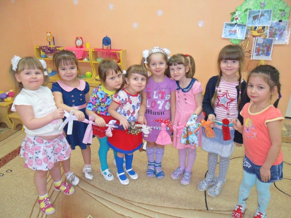Гирлянда дружбы Международная миротворческая акция «Гирлянда дружбы» Гирлянда дружбы