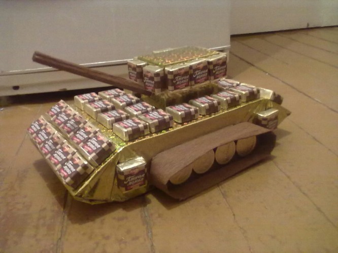 танк из шоколада. шоколад из танков. танк из шоколада. шоколадные фигурки. шоколадный танк.