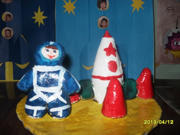 Космонавт из теста. Конкурс детских поделок. Май 2013 Космонавт из теста.