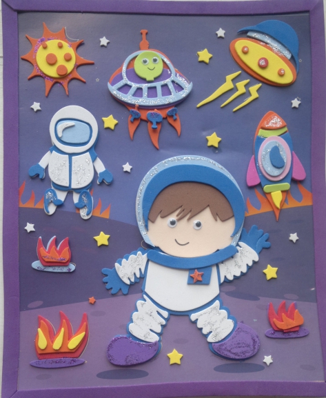 Поделка из фоамирана ко дню космонавтики. Аппликация на тему космос. Детские аппликации про космос. Аппликация космос для детей. Аппликация на космическую тему.