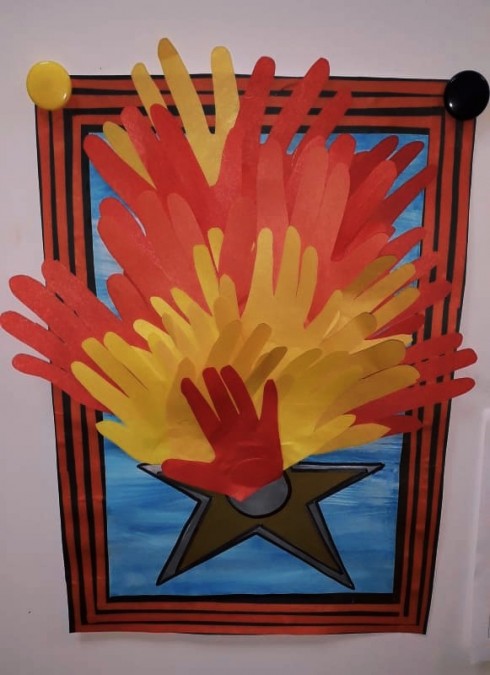 Поделки ко дню победы. Плакат вечный огонь из ладошек. Аппликация вечный огонь. Аппликация вечный огонь в детском саду. Вечный огонь из ладошек детей аппликация.