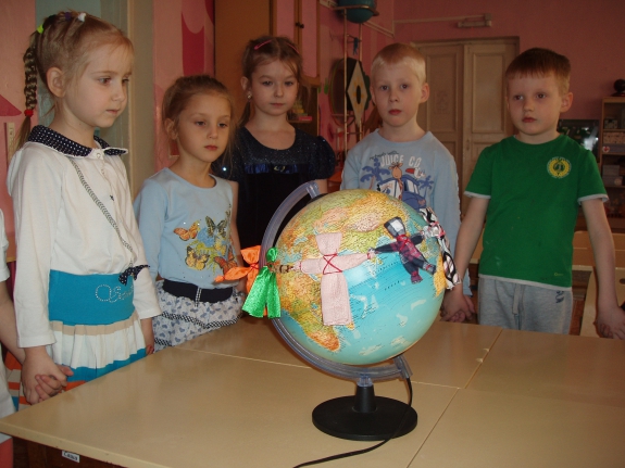 Если бы дети всей земли за руки дружно взяться могли. Международная миротворческая акция «Гирлянда дружбы» Если бы дети всей земли за руки дружно взяться могли.