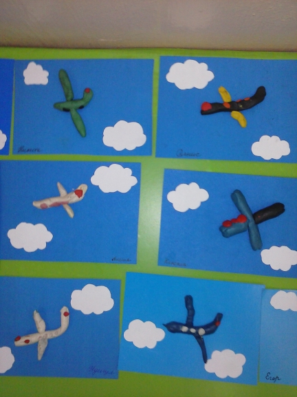 Рисование самолеты летят облаках средней группы. Лепка самолет младшая группа. Лепка самолет в младшей группе к 23 февраля. Лепка в средней группе самолет на 23 февраля. Лепка в первой младшей группе к 23 февраля.