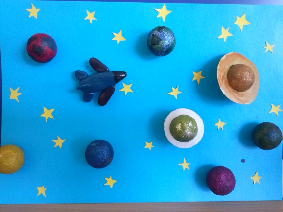 Окружающий мир 1 класс звезды из пластилина. Поделки на тему космос для детского сада. Поделка в садик на тему космос. Лепка из пластилина на тему космос.