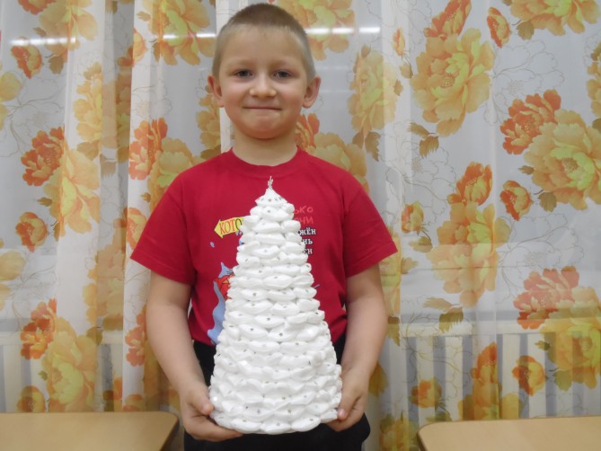 Новогодняя красавица Конкурс «Маленькой ёлочке холодно зимой». Декабрь 2015. Поделки и рисунки. Дошкольники Новогодняя красавица