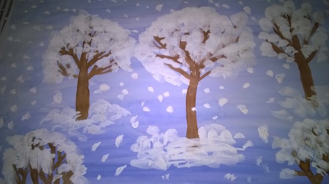 Деревья в снегу вторая младшая группа. Зимнее дерево ватными палочками. Зимний лес ватными палочками. Деревья в инее рисование в подготовительной группе. Зимнее дерево с помощью ватных палочек.