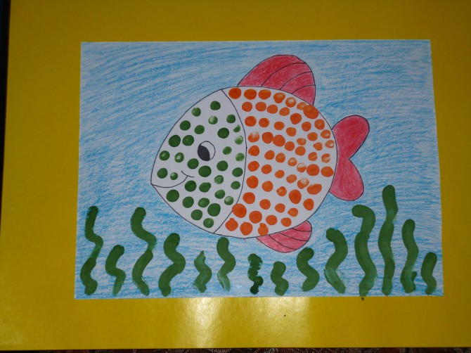 Золотая рыбка младшая группа. Нетрадиционное рисование рыбы. Рисование пальчиками рыбка. Рисование рыбки в младшей группе. Нетрадиционное рисование рыбы для детей.