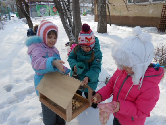 труд зимой в детском саду. зимняя прогулка для дошкольников. труд на участке в детском саду. труд детей в детском саду зимой. труд зимой на участке детского сада.