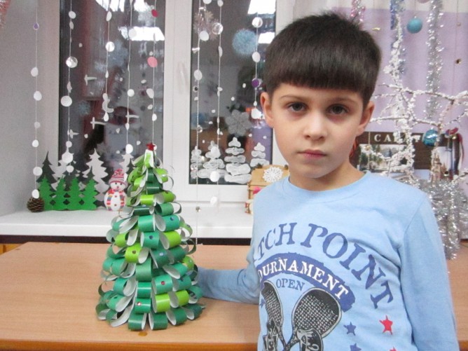 Елочка красавица - всем нам очень нравится Конкурс «Маленькой ёлочке холодно зимой». Декабрь 2015. Поделки и рисунки. Дошкольники Елочка красавица - всем нам очень нравится