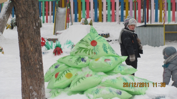 елка Конкурс «Маленькой ёлочке холодно зимой». Декабрь 2013. Поделки и рисунки.Школьники елка